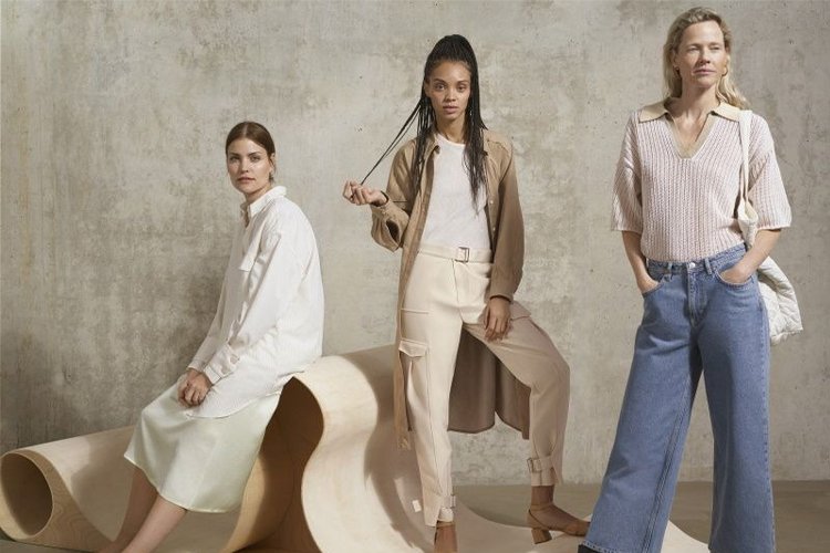 "Stylish Time Travel: A Vogue Voyage into the Past – Your Ultimate Guide to Infusing Vintage Flair into Modern Wardrobes"