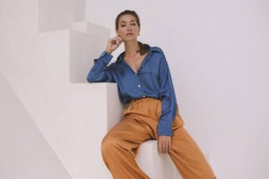 “Stylish Time Travel: A Vogue Voyage into the Past – Your Ultimate Guide to Infusing Vintage Flair into Modern Wardrobes”