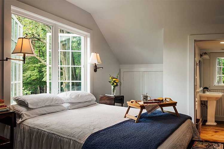 Guest Room Decor Ideas That Make a Spare Room Feel Warm and Ready